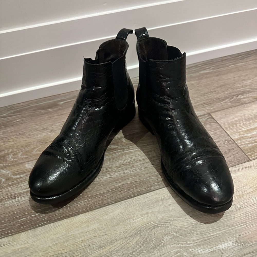 The perfect Chelsea boot with a twist- beautiful black snakeskin!